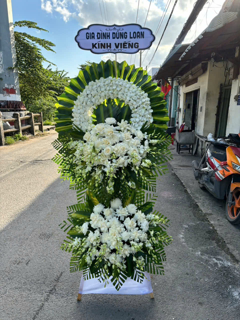 Kệ Hoa chia buồn 008