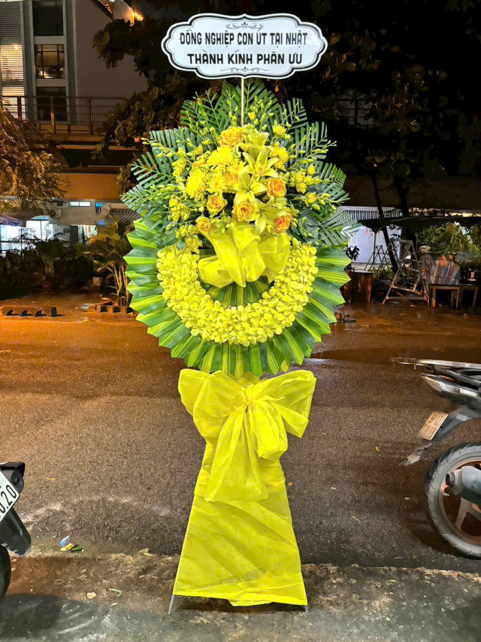 Kệ Hoa Viếng tông Vàng