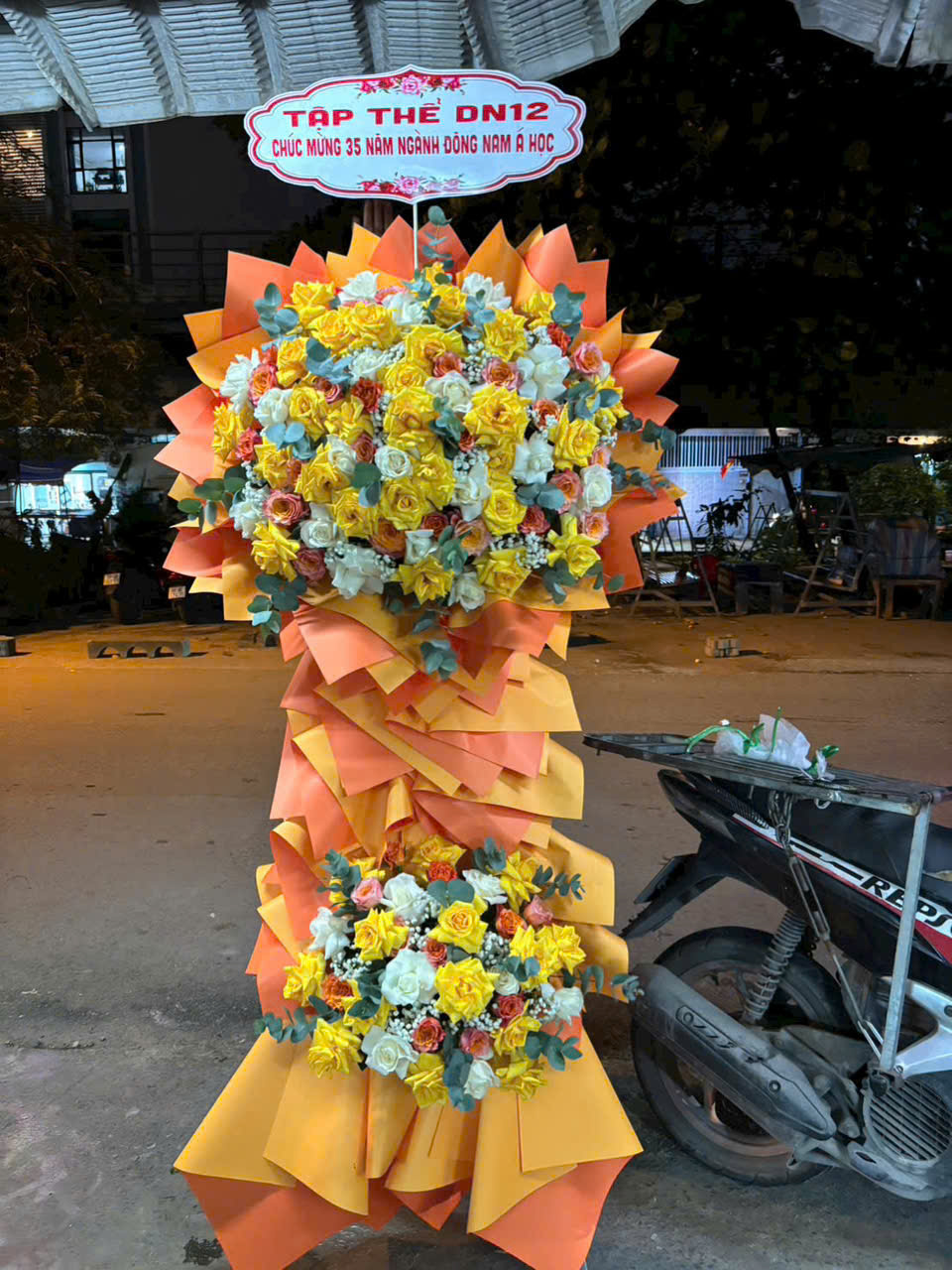 Kệ Hoa Khai Trương Cam Vàng